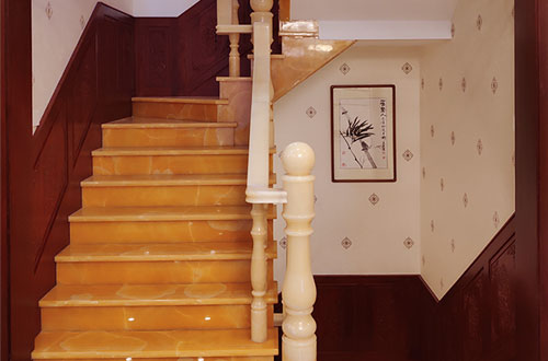 向阳中式别墅室内汉白玉石楼梯的定制安装装饰效果